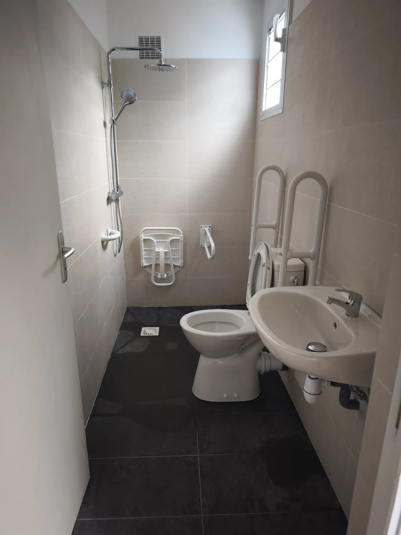 Salle d'eau adaptée PMR avec barres de relevage