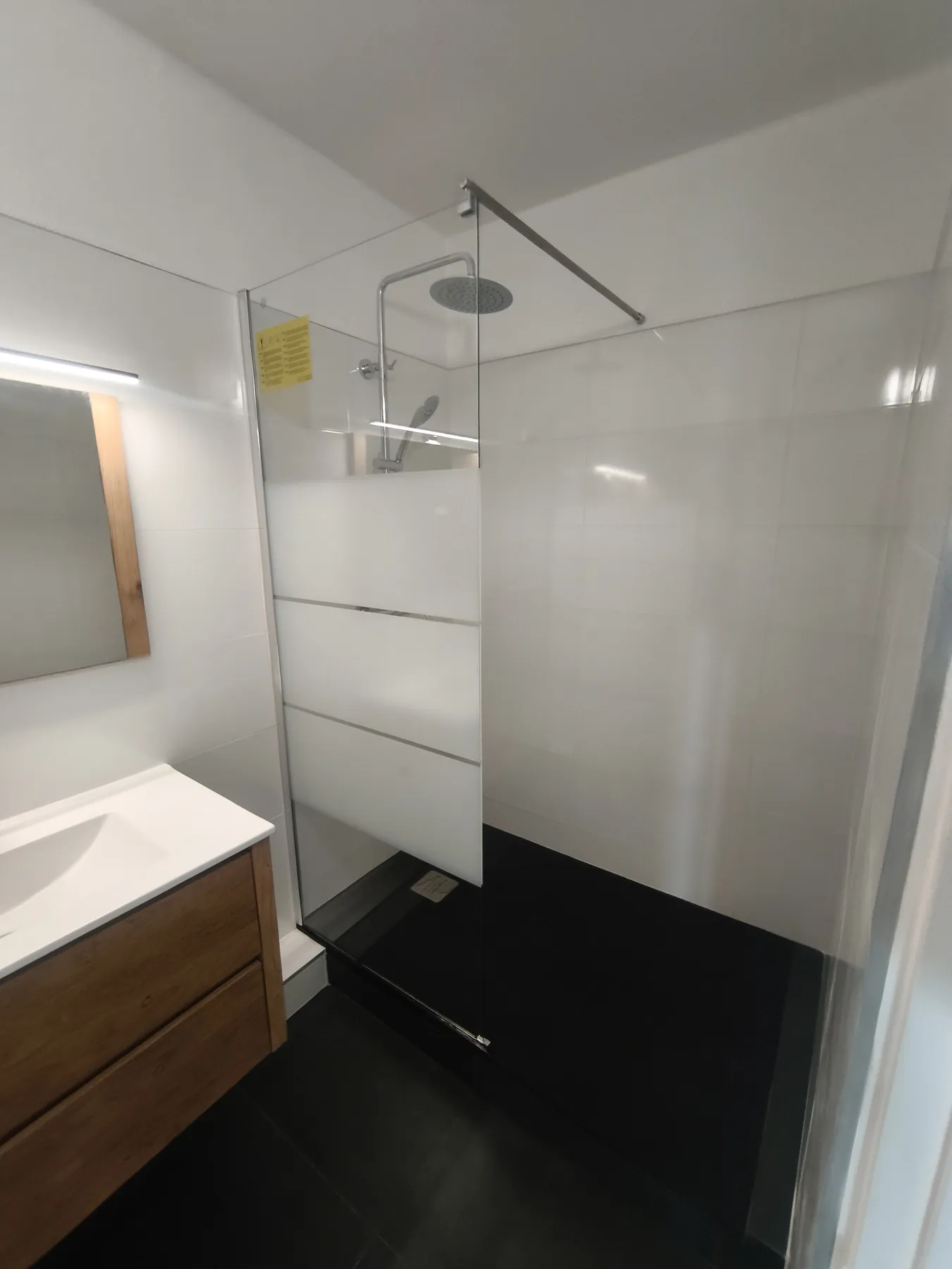 Salle d'eau rénovée avec douche à l'italienne