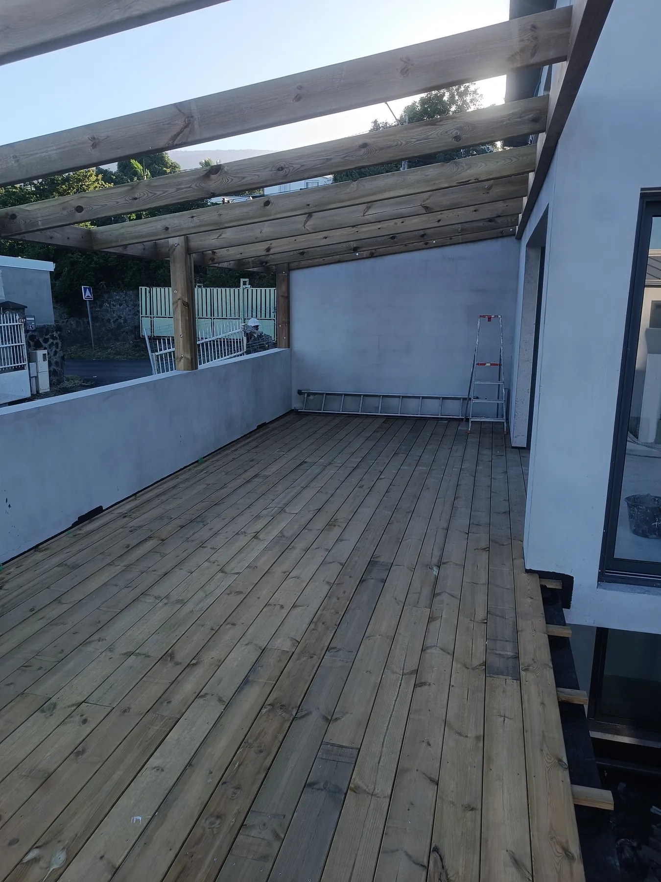 Terrasse bois sous pergola, villa de Saint-Leu